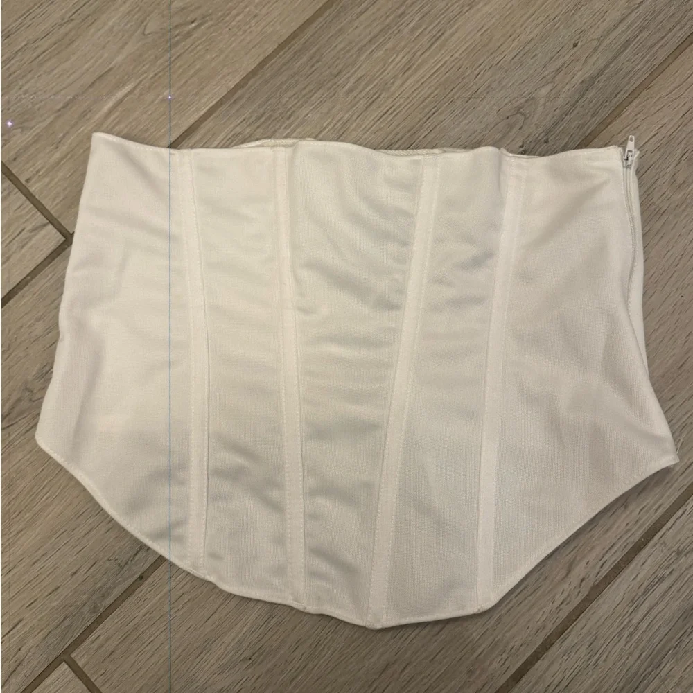 White corset lace-up top - Picture 5 of 7